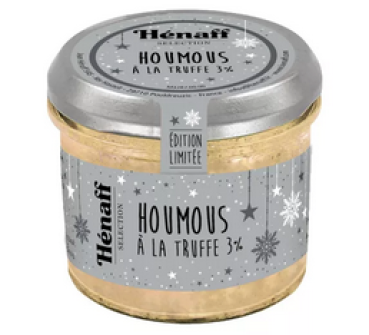 Trüffel-Hummus angerichtet auf Brot mit dekorativen Kräutern